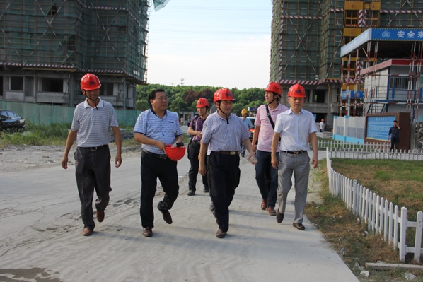 省住建廳質(zhì)安處副處長李愛國對“馬澗楊木橋動遷小區(qū)”工程進行暗訪督查